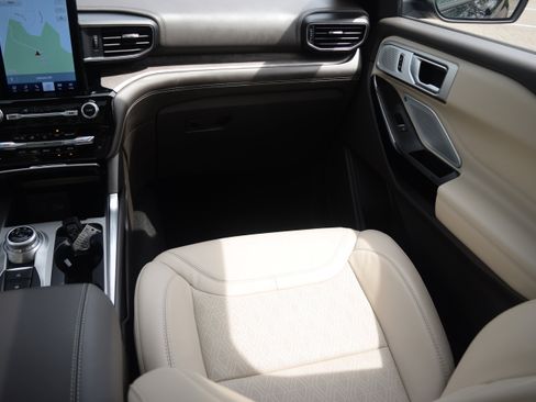 Used 2023 Ford Explorer Platinum w/ Technology Package AWD/4WD image 14
