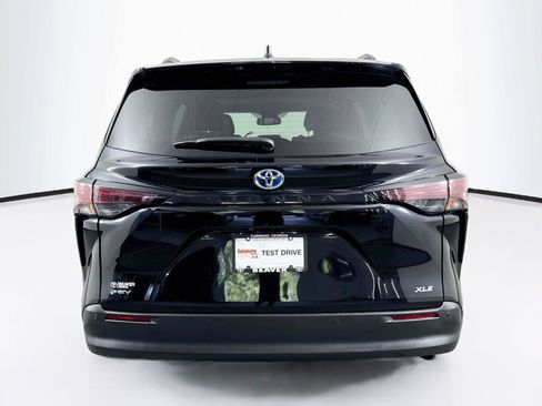 Certified 2025 Toyota Sienna XLE FWD image 12