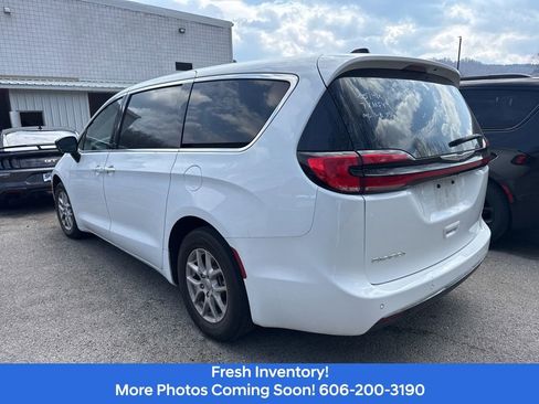 Used 2025 Chrysler Pacifica Select image 8