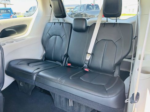 Used 2024 Chrysler Pacifica Touring-L FWD image 27