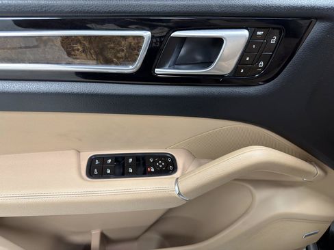 Used 2021 Porsche Cayenne AWD/4WD image 15