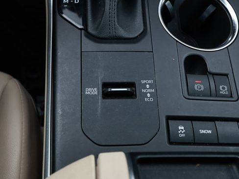 Used 2022 Toyota Highlander XLE FWD image 19