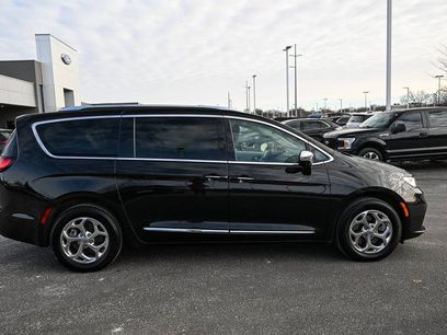 Used 2021 Chrysler Pacifica Limited w/ Uconnect Theater Family Group