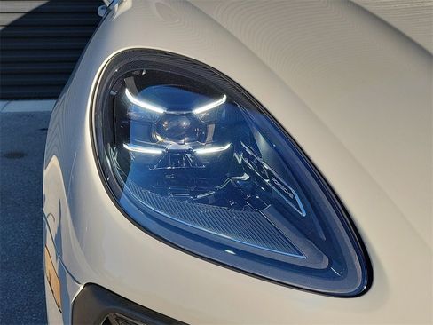 Certified 2025 Porsche Macan image 15