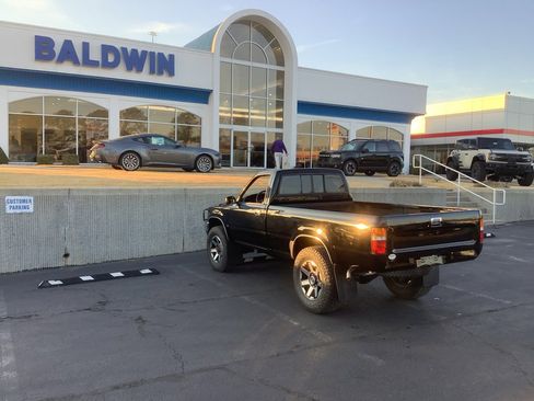 Used 1989 Toyota Pickup Deluxe image 5