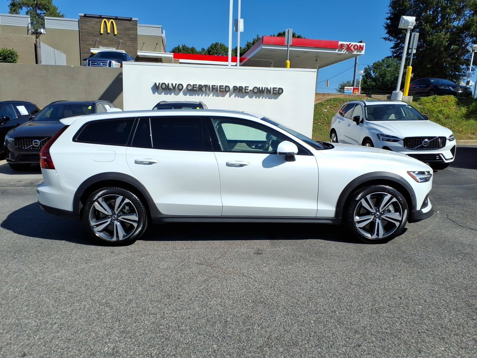 Certified 2025 Volvo V60 B5 Cross Country Plus AWD/4WD image 2