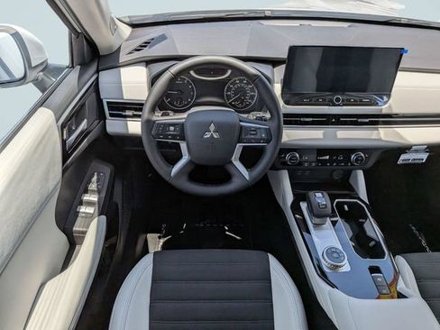 New 2026 Mitsubishi Outlander SE FWD image 14