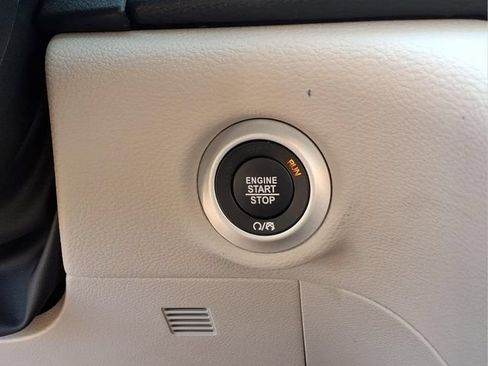 Used 2024 Chrysler Pacifica Limited FWD image 12
