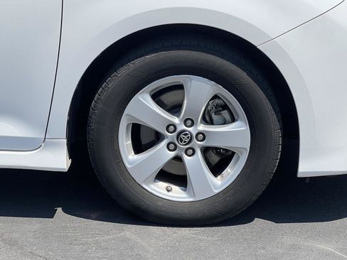 Used 2018 Toyota Sienna LE w/ Carpet Mat Package FWD image 16