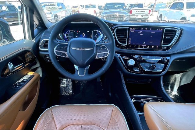 Used 2023 Chrysler Pacifica Pinnacle FWD image 4