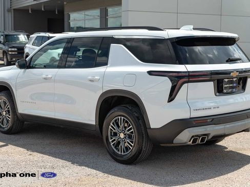 Used 2025 Chevrolet Traverse LT AWD/4WD image 9