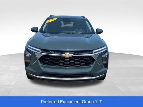 Used 2025 Chevrolet Trax LT FWD image 2