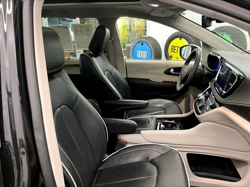 Used 2023 Chrysler Pacifica Limited FWD image 11