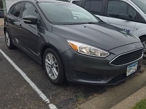 Used 2018 Ford Focus SE w/ Cold Weather Package FWD image 3