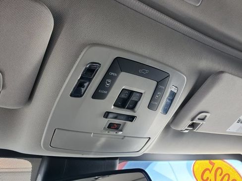 Certified 2025 Toyota Sienna XLE FWD image 32