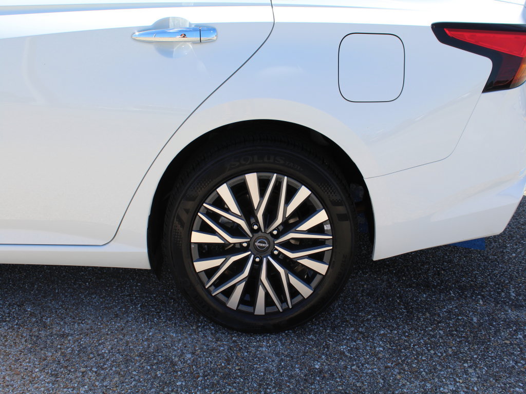 Used 2025 Nissan Altima 2.5 SV AWD/4WD image 18