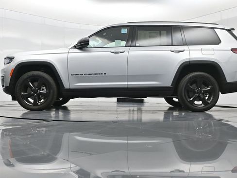 New 2025 Jeep Grand Cherokee L Altitude image 46