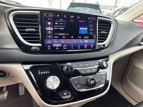 Used 2022 Chrysler Pacifica Touring-L w/ Uconnect Theater Family Group FWD image 23