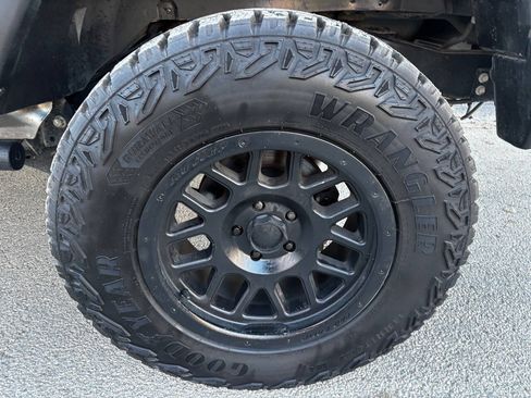 Used 2015 Jeep Wrangler Unlimited Rubicon w/ Connectivity Group AWD/4WD image 38