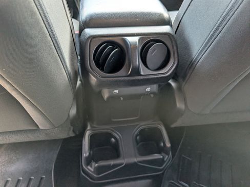 Used 2019 Jeep Wrangler Unlimited Sport S AWD/4WD image 18