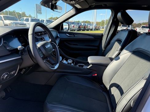 New 2025 Jeep Grand Cherokee Laredo image 9