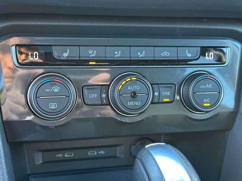 Used 2021 Volkswagen Tiguan SE w/ Panoramic Sunroof Package image 30