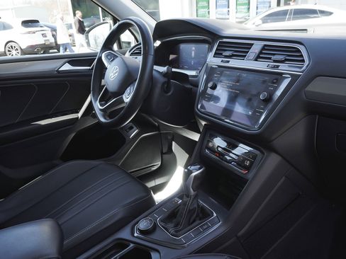 Used 2022 Volkswagen Tiguan SE w/ Panoramic Sunroof Package AWD/4WD image 42