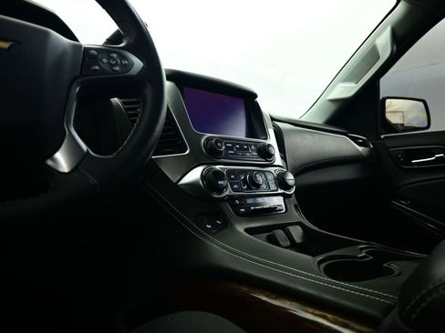 Used 2020 Chevrolet Suburban LT image 25