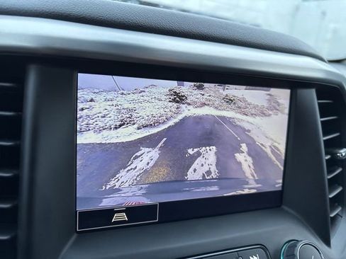 Used 2023 GMC Acadia SLT w/ Preferred Package image 17