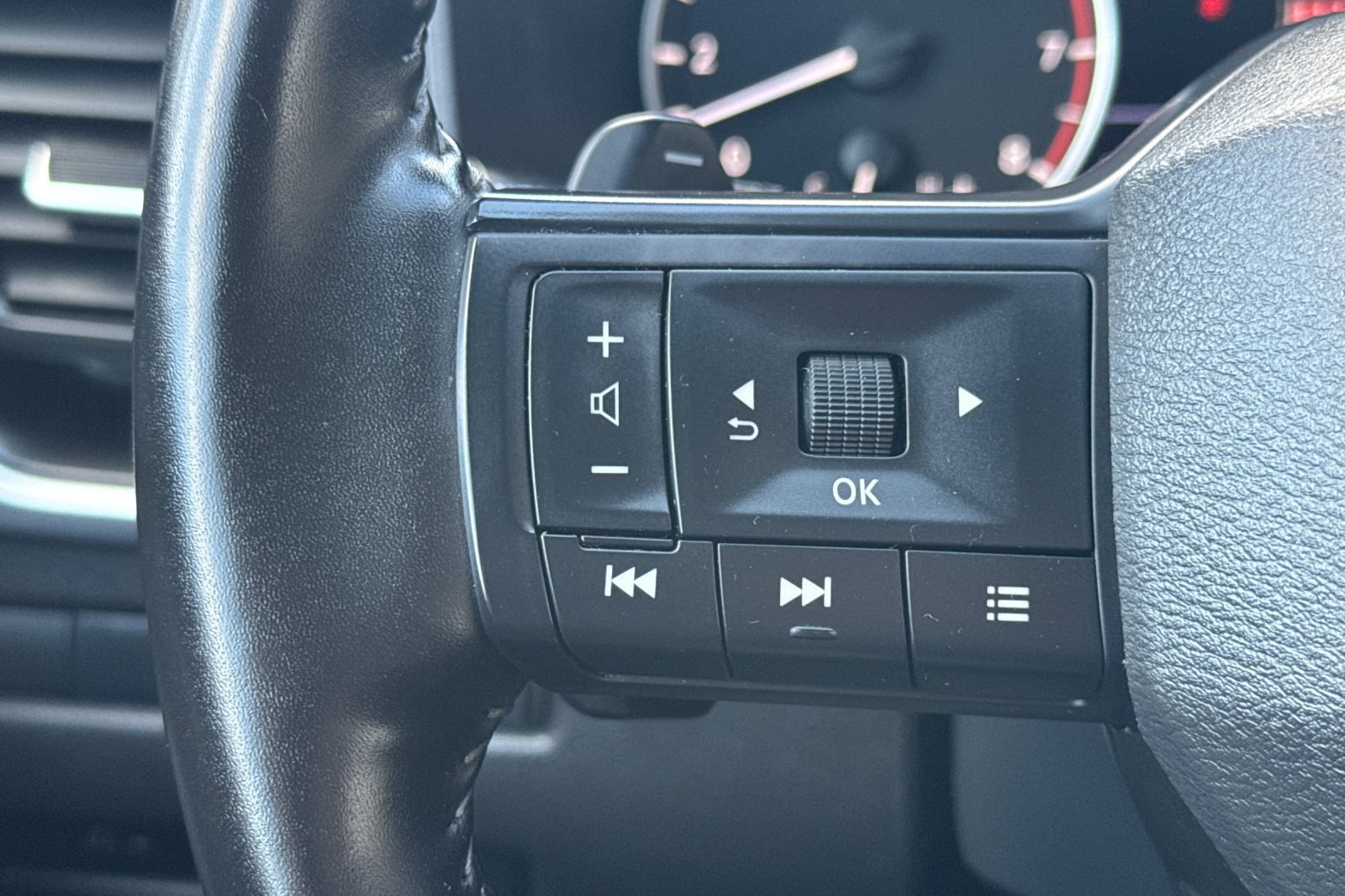 Certified 2025 Nissan Rogue SV AWD/4WD image 29