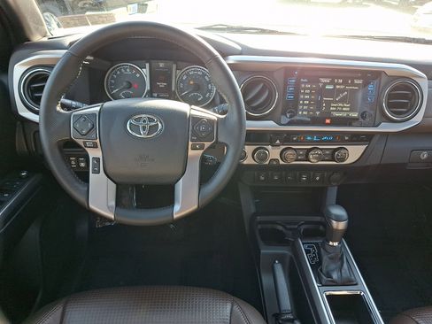 Used 2017 Toyota Tacoma Limited image 9