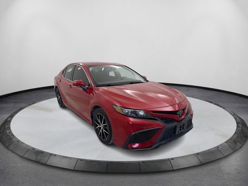 Used 2022 Toyota Camry SE image 3