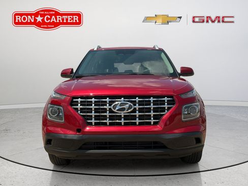 Used 2024 Hyundai Venue Limited FWD image 2