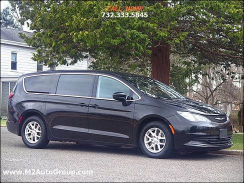 Used 2017 Chrysler Pacifica Touring image 6