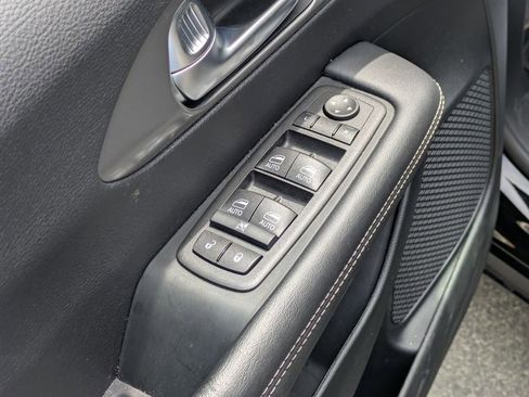 Used 2025 Chrysler Pacifica Select image 13