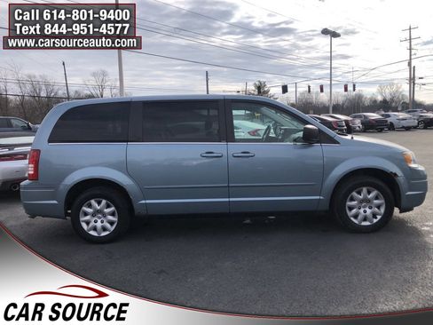 Used 2009 Chrysler Town & Country LX image 4