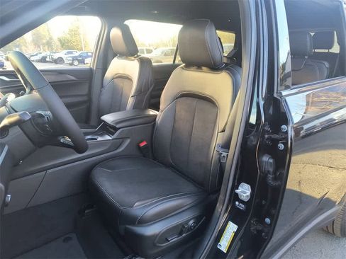 New 2025 Jeep Grand Cherokee L Laredo image 11