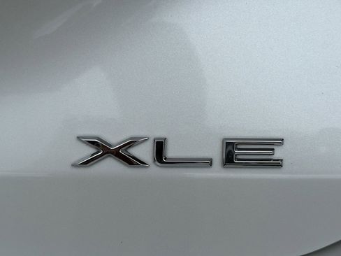 Used 2021 Toyota Avalon XLE FWD image 9