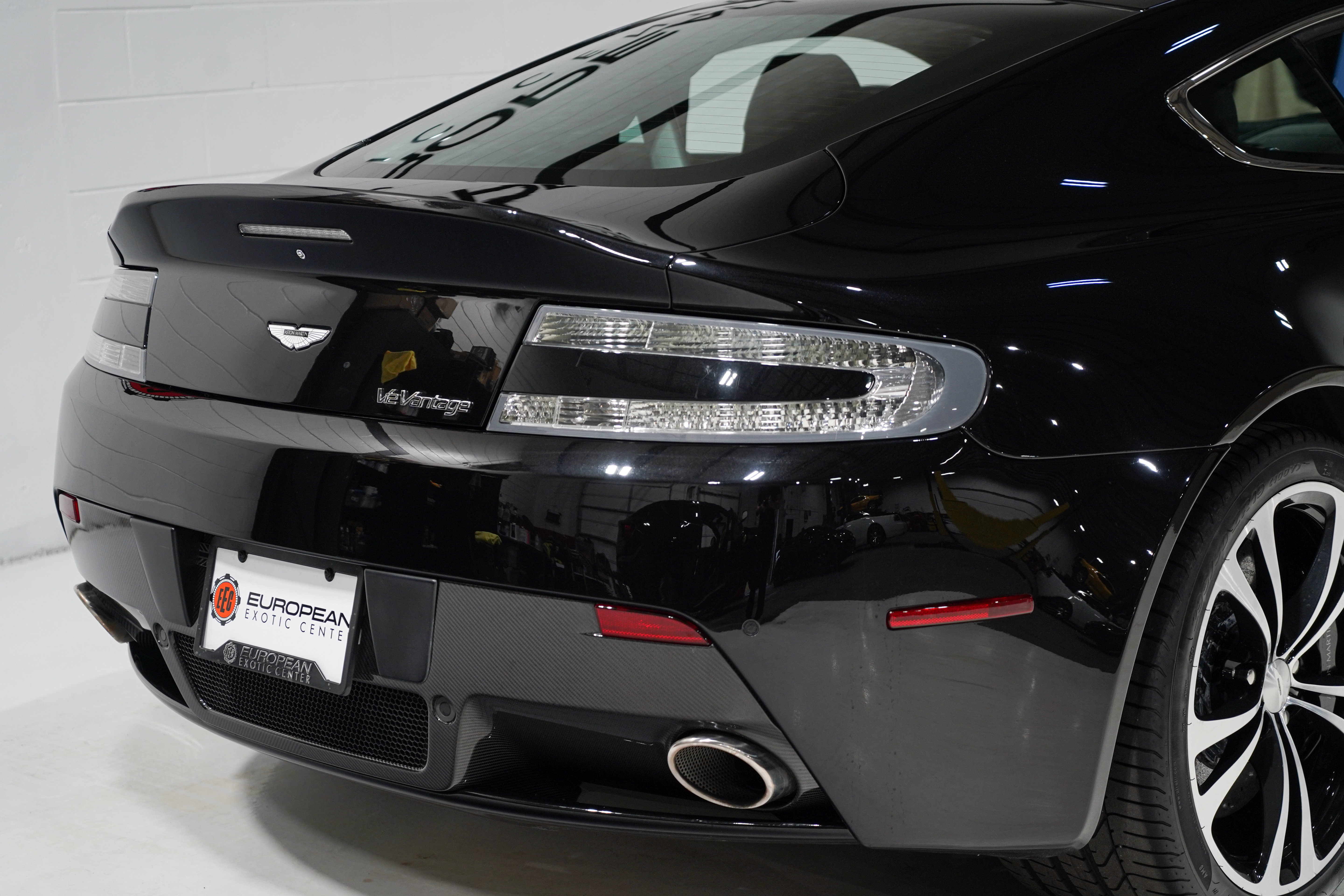 Used 2011 Aston Martin V12 Vantage Carbon Black RWD image 25