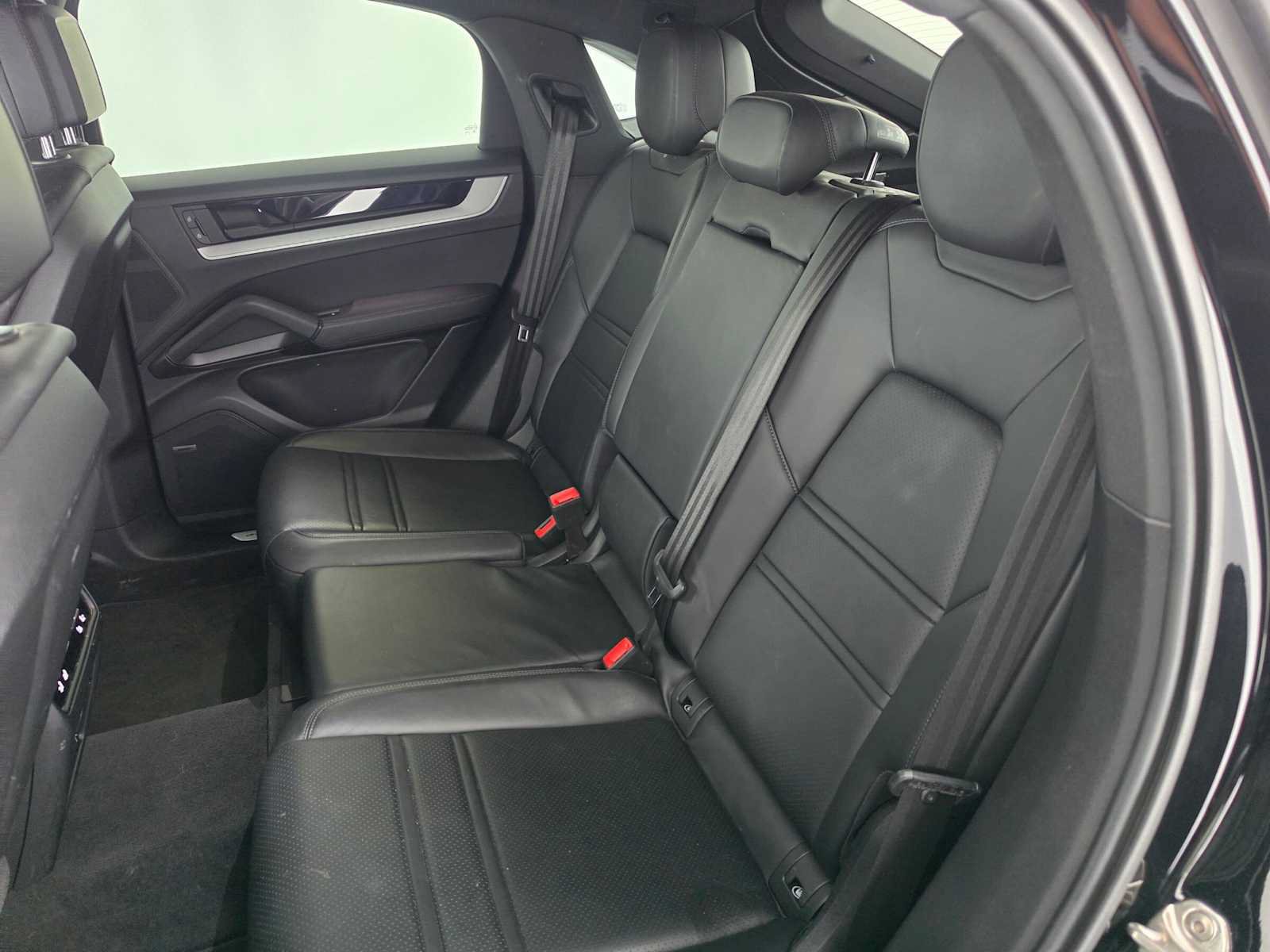 Used 2024 Porsche Cayenne Coupe AWD/4WD image 17