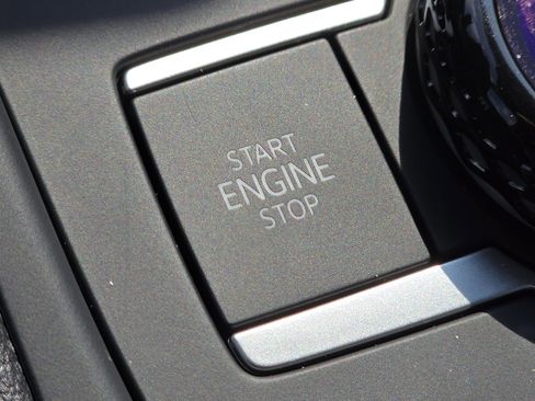 Certified 2025 Volkswagen Tiguan SE R-Line image 9