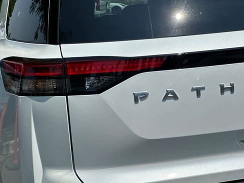 New 2025 Nissan Pathfinder SV image 31