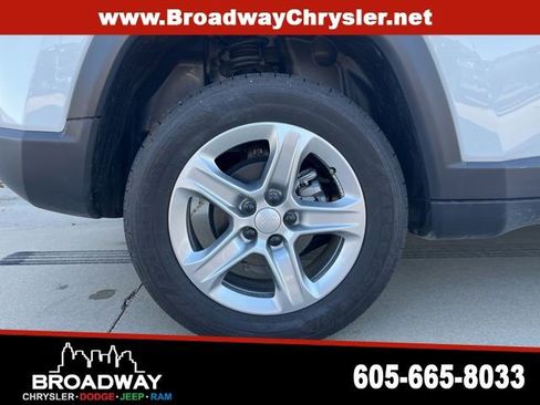 Used 2023 Jeep Compass Latitude image 8