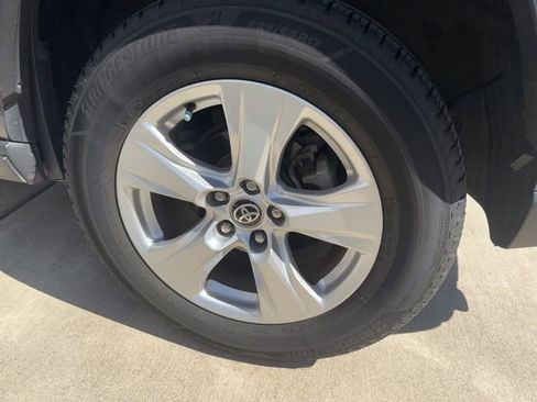 Used 2021 Toyota RAV4 XLE w/ Convenience Package image 11