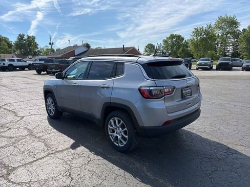 Used 2023 Jeep Compass Latitude AWD/4WD image 5