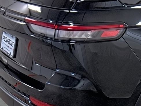 New 2025 Jeep Grand Cherokee Altitude image 13