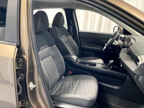 Certified 2025 Nissan Kicks SV AWD/4WD image 11