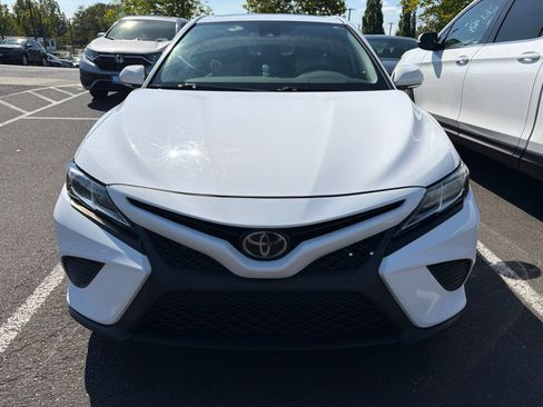 Used 2019 Toyota Camry SE w/ Convenience Package FWD image 2
