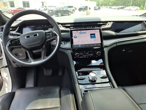Used 2023 Jeep Grand Cherokee L Overland w/ Luxury Tech Group IV AWD/4WD image 10
