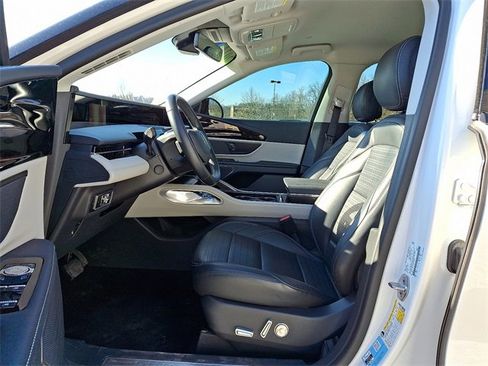 Certified 2024 Lincoln Nautilus Reserve image 13